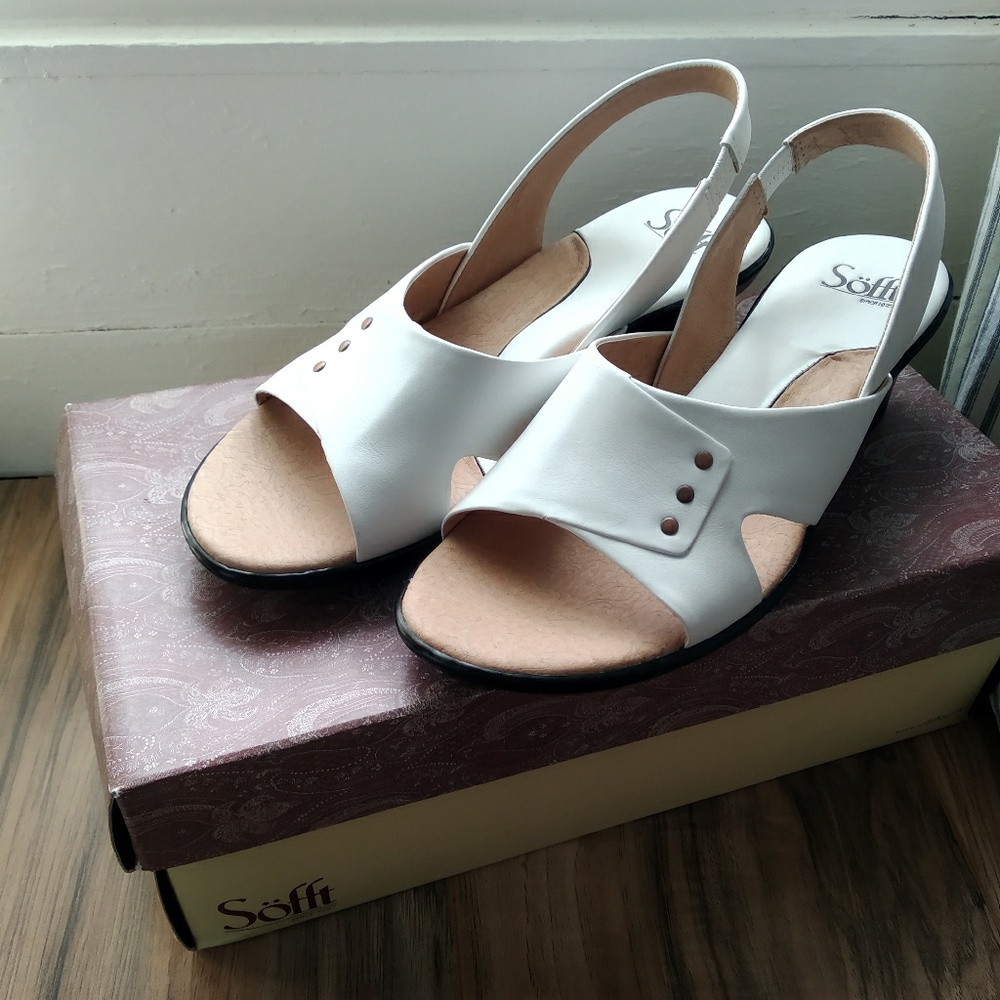 Sofft. White low heel sandals. Size 8